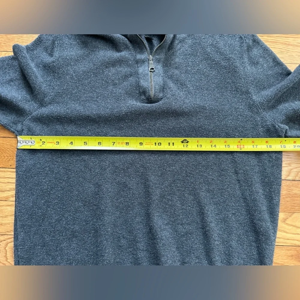 Banana Republic‎ Men’s Gray 1/4 Zip Pullover Sweater - Size Medium
